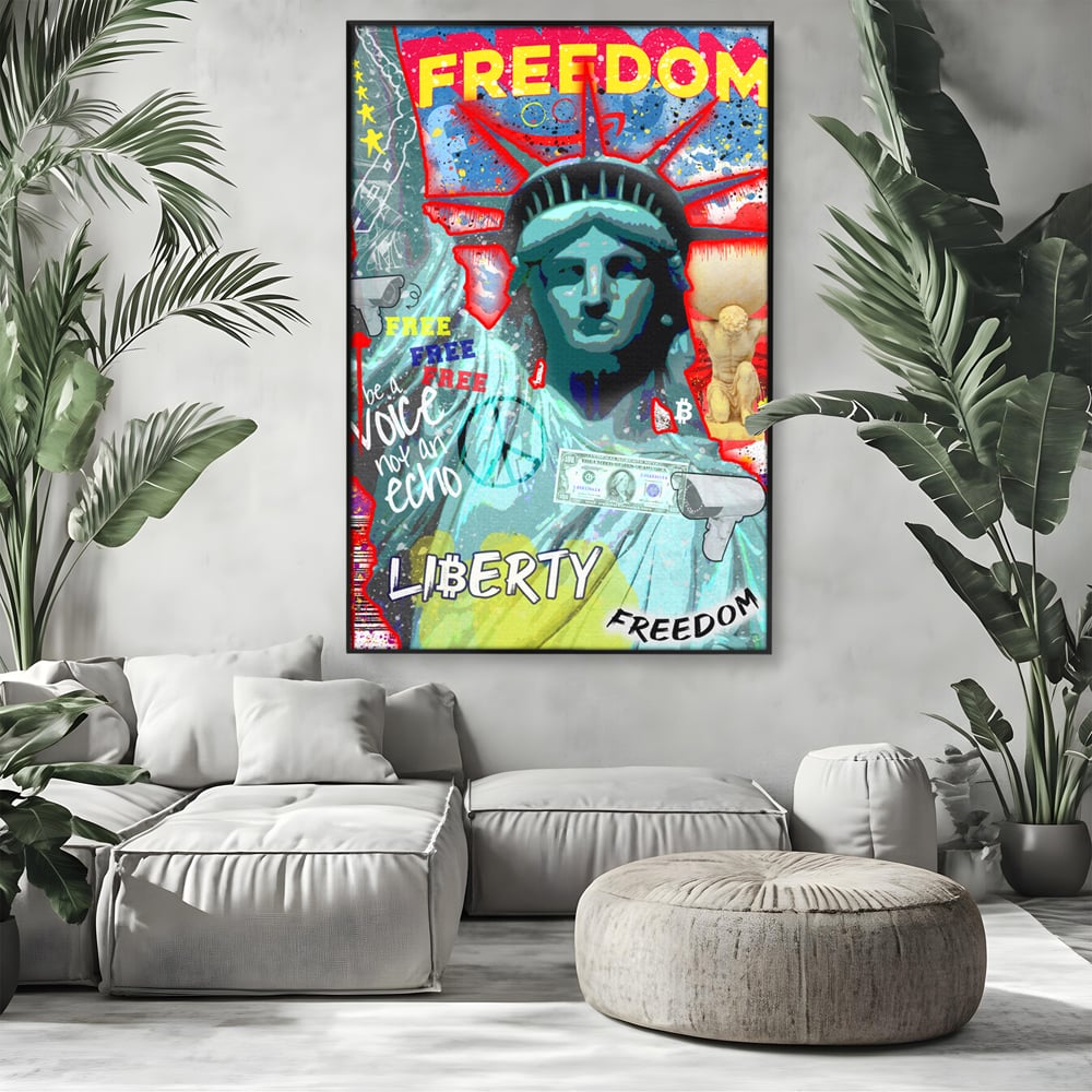 Tablou canvas cu tablou canvas cu statuia libertatii si graffiti, in rama de aluminiu negru, pe perete intr-un living